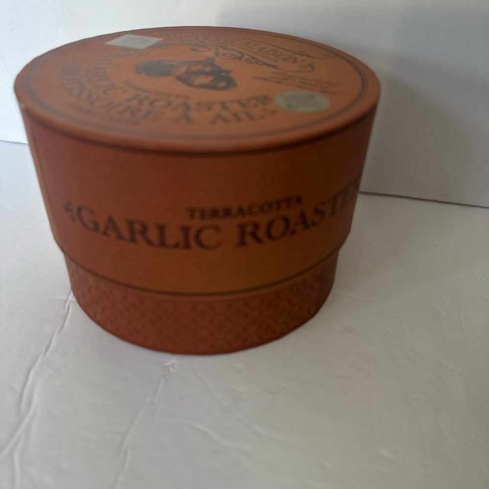 Petite Maison by Wildly Delicious - 5” Terra cotta Garlic Roaster.   New